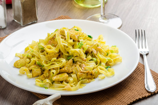 Tagliatelle with chicken curry, leek and garlic