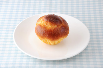 お皿にのせた ブリオッシュ フランスのパン テーブルクロス