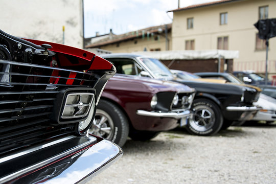 raduno di auto sportive storiche americane