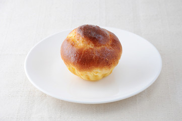 お皿にのせた ブリオッシュ フランスのパン テーブルクロス