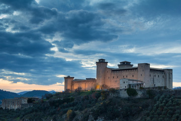 Fototapeta na wymiar Castello di Spoleto illuminato al tramonto