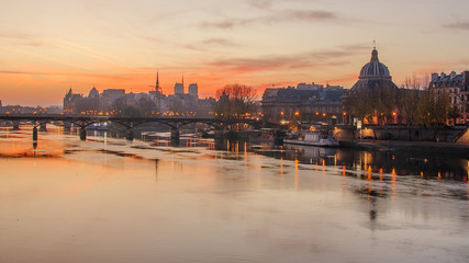 Fototapeta na wymiar Old Town of Paris (France) in the sunrise