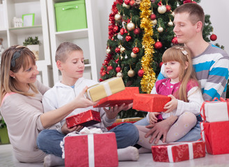 Obraz na płótnie Canvas Christmas, holidays, family and people concept