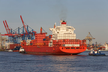 Containerschiff mit Schleppern