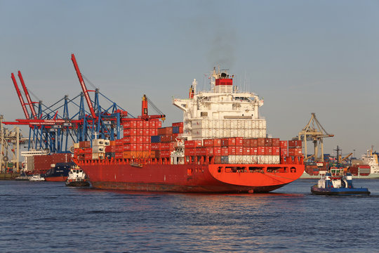 Containerschiff mit Schleppern