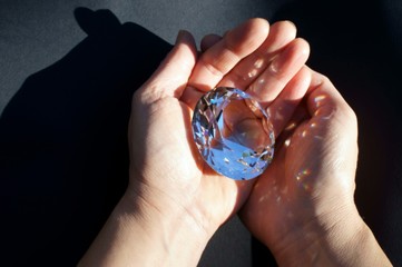 Prisma di cristallo in mano