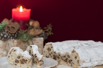 Christstollen mit Weihnachtsdekoration
