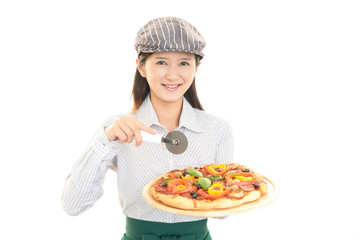 ピザを持つ女性
