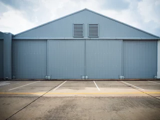 Cercles muraux Bâtiment industriel Closed warehouse doors.