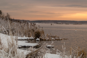 морозное утро на реке, Урал, Россия © 7ynp100