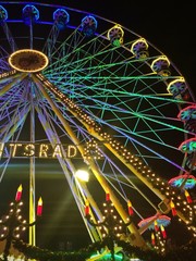 riesenrad auf dem weihnachtsmarkt