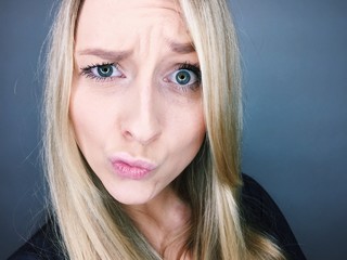 Frau macht Grimasse