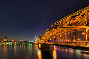 Fototapeta premium Cityscape of Cologne from the Rhine river at night