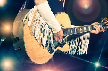 Fototapeta premium Kobieta gitarzystka w zespole country