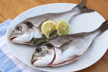 due orate su piatto con limone