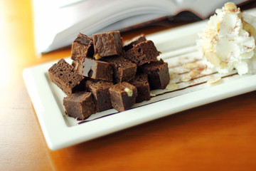 close up brownie and chocolate in ceramic dish