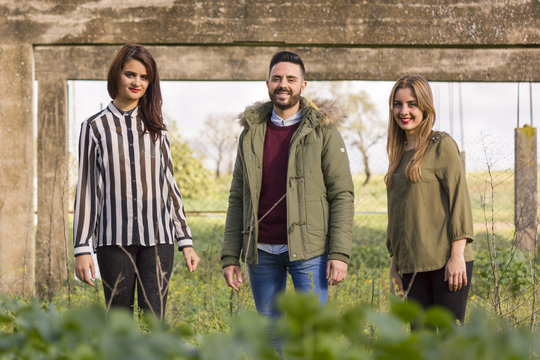 Grupo de j&oacute;venes felices saludando y hablando