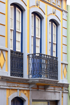 Alte Hausfassade mit Balkon auf Teneriffa