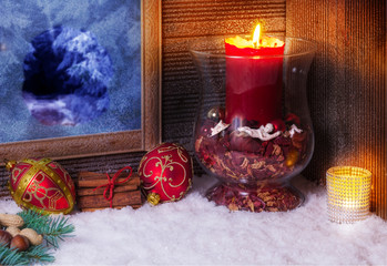 Weihnachtsdekoration mit Kerzen am Fenster