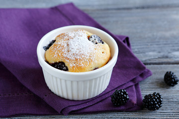 Cake with blackberries and icing sugar