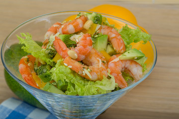 Salad with shrimps and avocado