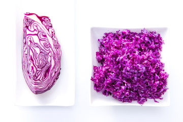 Fototapeta premium Rotkohl gerieben und geschnitten