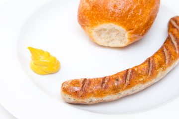 Rostbratwurst mit Senf und Semmel