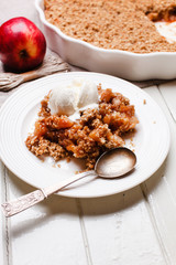 apple crumble with ice cream