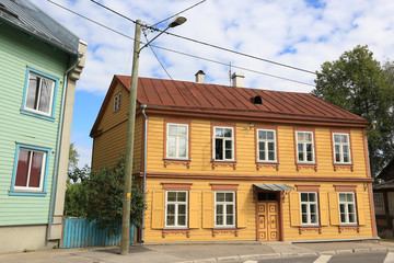 Fototapeta na wymiar doppelstöckiges Holzhaus