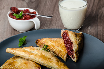 Red currant cheesecake-puzzle