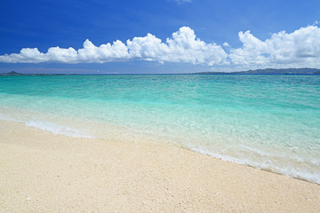 Fototapeta na wymiar 南国沖縄の綺麗な珊瑚の海と夏空