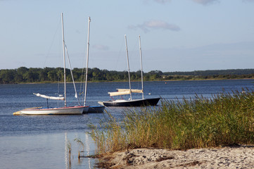 Segelboote ankern vor einem Naturstrand