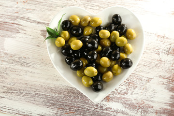 Plate in the form of heart with black and green olives