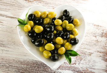 Plate in the form of heart with black and green olives