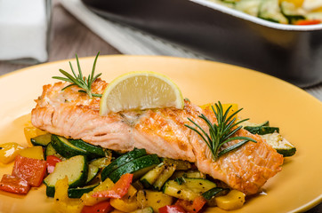 Salmon baked with thyme and Mediterranean vegetables