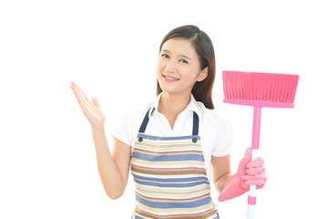 お掃除をする女性