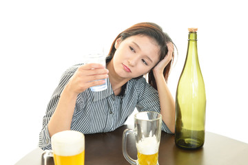 お酒を飲みすぎた女性