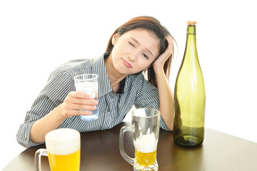 お酒を飲みすぎた女性