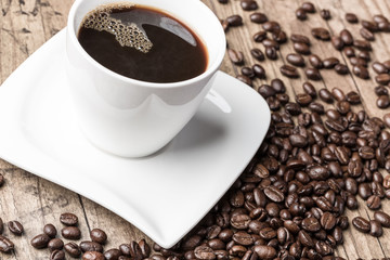Kaffee und Kaffeebohnen