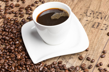 Kaffee und Kaffeebohnen