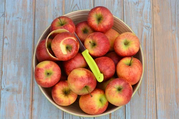 Fototapeten Verse appels in groene fruitschaal op oud hout © trinetuzun