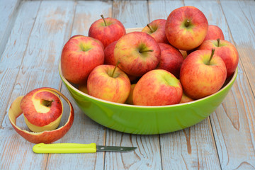 Verse appels in groene fruitschaal op oud hout