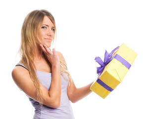 Mädchen hält Geschenk