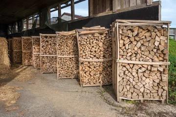Fototapeten Brennholzregale in einer Scheune © Robert Schneider
