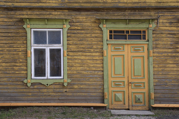 Haustür und Fenster im Holzhaus