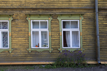 Fototapeta na wymiar Fenster im Holzhaus