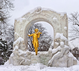 Naklejka premium Statue of Johann Strauss in winter in Vienna Stadtpark