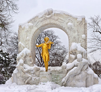 Statue of Johann Strauss in winter in Vienna Stadtpark