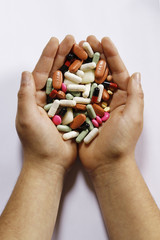 MAINS PLEINES DE MEDICAMENTS
