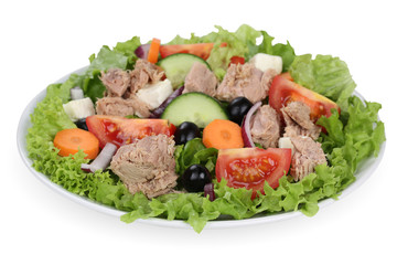Salat mit Thunfisch, Tomaten und Oliven in Schüssel